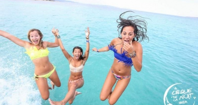 tres chicas tirandose al mar